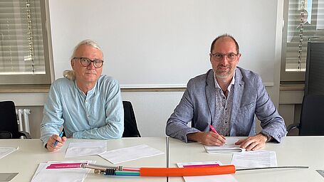 Unterzeichnung Breitbandausbauvertrag (links: Wolfgang Neumann (Deutsche Telekom Privatkunden-Vertrieb GmbH), rechts: Holger Schmitt (1. Bürgermeister der Gemeinde Niederlauer)